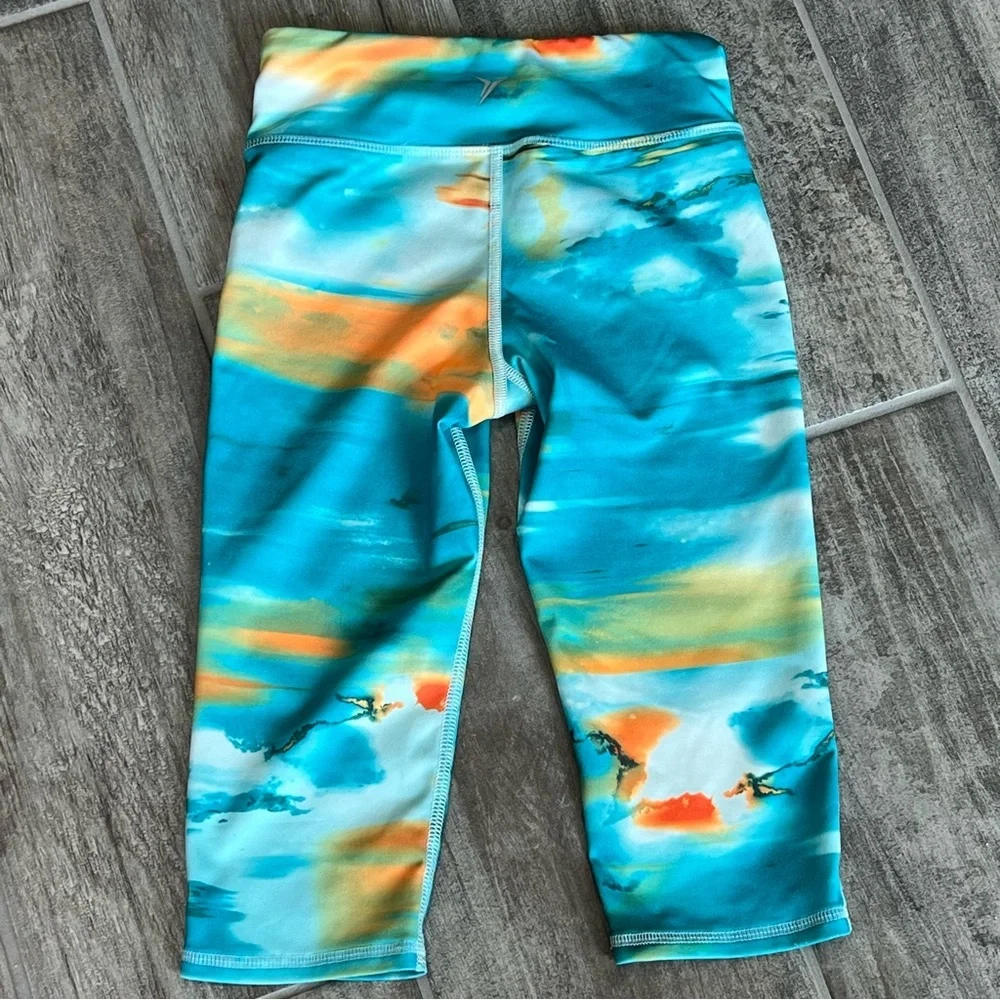 Old Navy Girls Active Go-Dry Teal Abstract Cloud Print Capri Leggings Size S 6-7